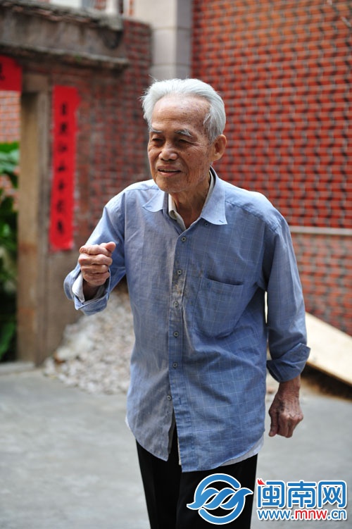当着记者的面，曾阿伯放开拐杖跳起“三步”