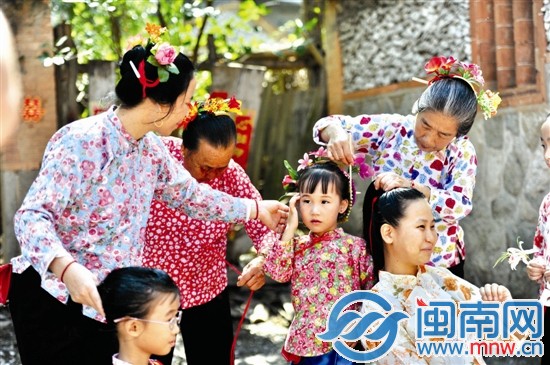 梳个美丽的簪花围，姑娘们满脸笑容