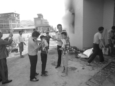 民警帮被救出的两个小孩擦脸