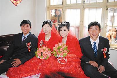 两位新郎接出媳妇