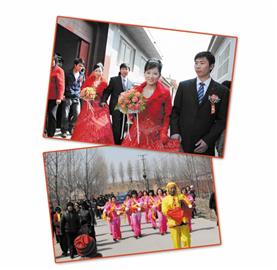 两对双胞胎的婚礼吸引了众多村民