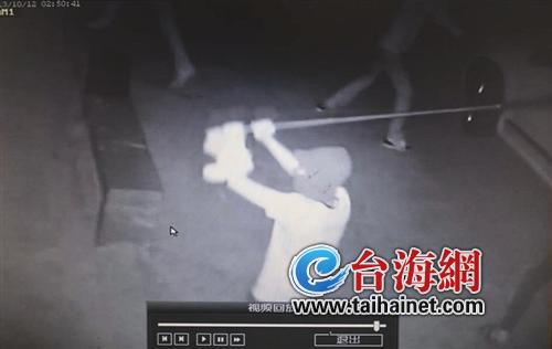 蒙面男子破坏