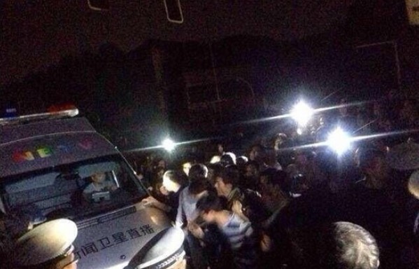 余姚宁波电视台澄清采访车被围现场情况