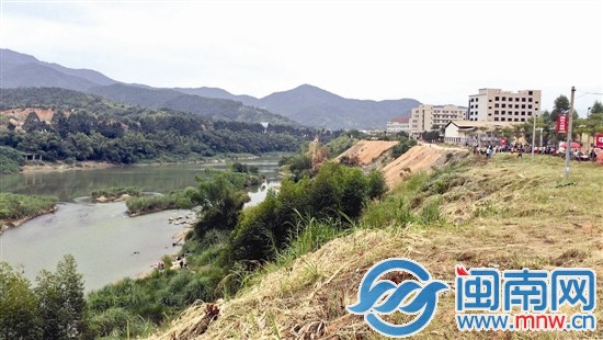 通往事发地有条土路，周围没有任何警示标志