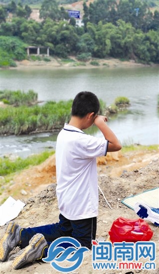 被救者小唐跪在许民忠的遗体前痛哭流泪