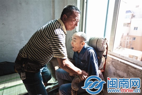 太阳大的时候，庄汉林会把王育斌推向窗边，让他晒晒 