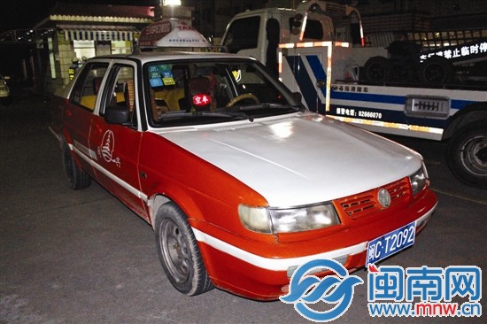 刘某亮私自喷绘改装的出租车