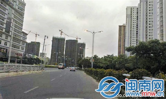 昨天上午10点左右，天很亮，路灯却还亮着