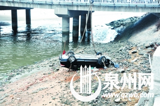 小车四轮朝天落在距离桥面6米的河床上
