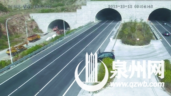 下车搬开护栏，小车违法调头