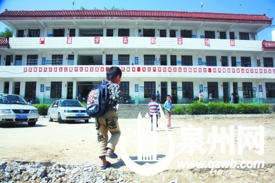 旧寨小学的孩子们回家吃过午饭后,背着书包回到学校