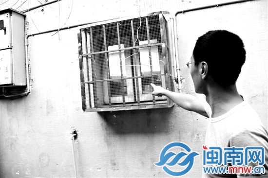店主郑先生说，加了一层防护网，还是挡不住人来喷催 