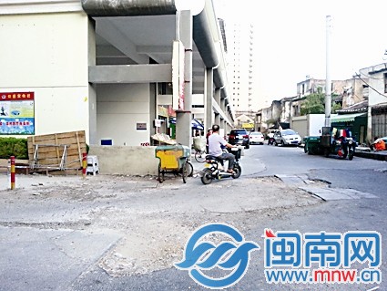 坑位于拐角，晚上行车很容易陷进去