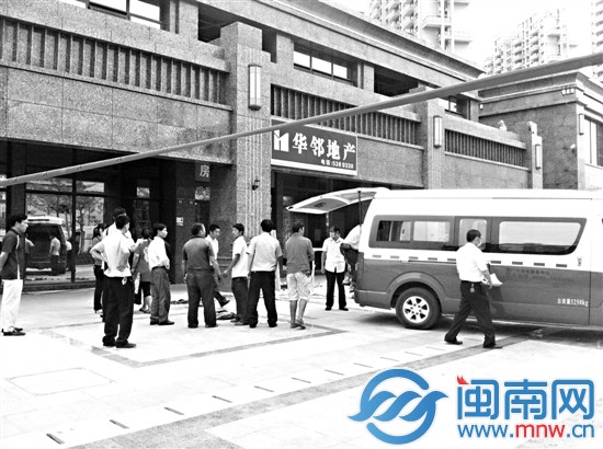 商铺挑高约五六米，死者就是从2楼摔下来的