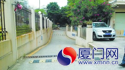 从小区停车场出入口可以轻易进入小区