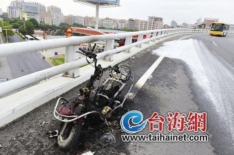 半裸男立交桥上烧摩托后欲轻生