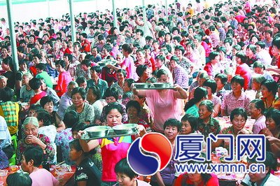 千名阿婆聚餐，现场气氛热烈