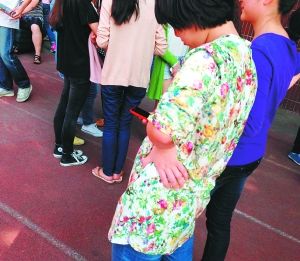 学生玩手机近视1