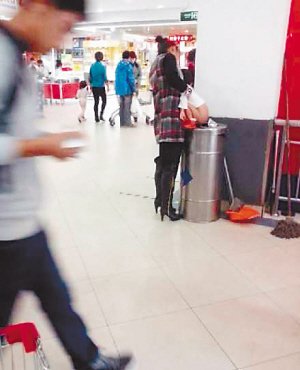 孩子正在垃圾桶上大便
