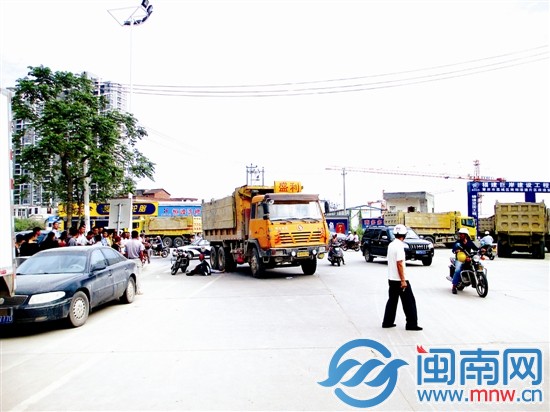 卷入车轮瞬间 妈妈抛开男婴