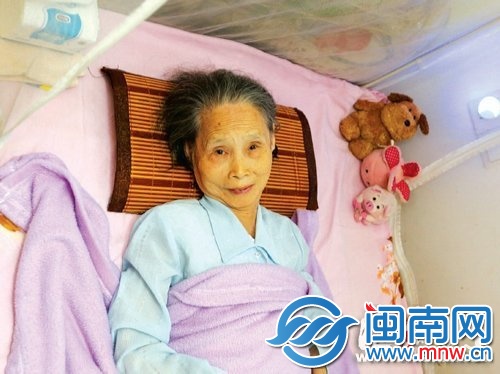 福州女子与丈夫离婚 仍悉心照顾婆婆20年2