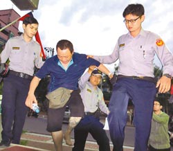 吴文仙（中）前晚与妻子一同服药、烧炭自杀，警方不 