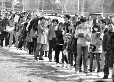 人才招聘会上，很多大学生都希望通过成功求职进而在 