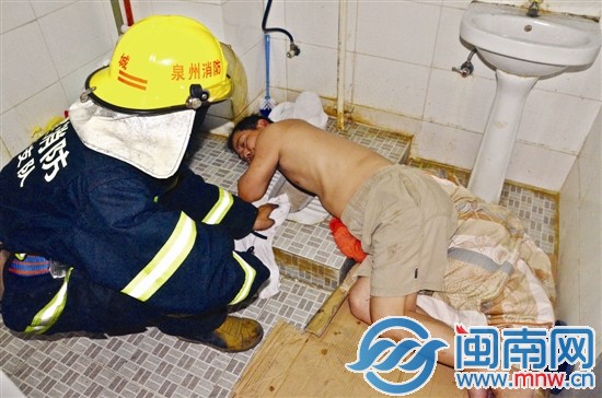 老张的手被卡在便池，消防一边安抚一边救援