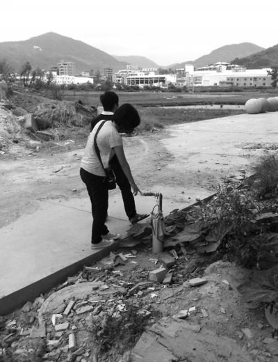 住户在路旁打的浅井