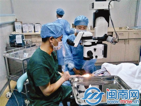 医生为唐小姐进行手术