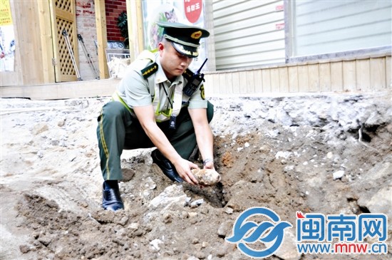 民警现场处理迫击炮弹