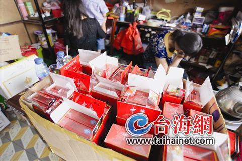 一条真“中华”塞进4包假烟