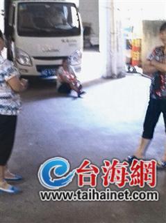 工人被激怒躺公司车下讨薪
