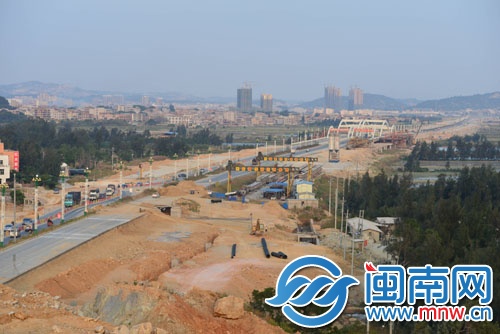 东西主干道正在拓改施工中