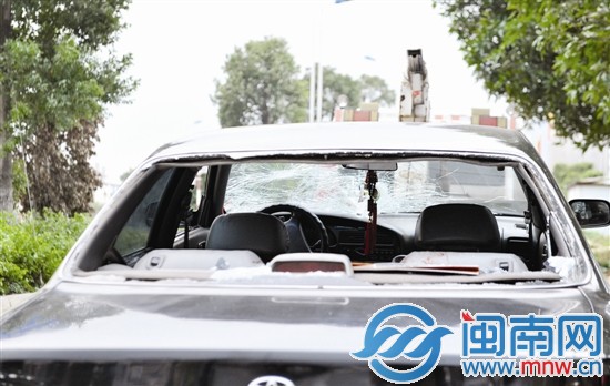 一名受害人被撞飞，砸碎后玻璃，落入肇事车辆后排座位