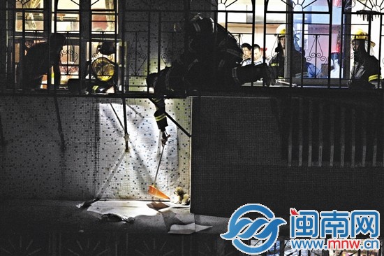 民警、消防齐出动，将被虐待的小狗从窗台上救下