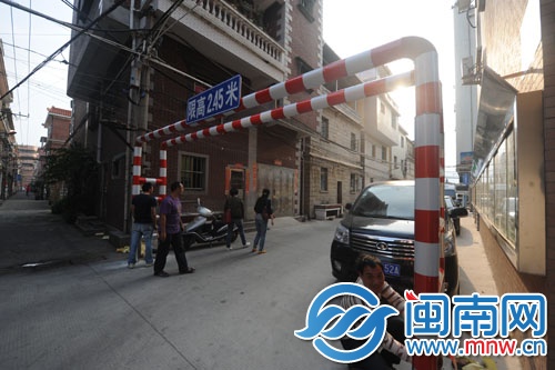 霞洲社区入口新设置了限高门