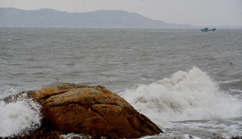 昨日上午7时许，惠安海边风大浪急