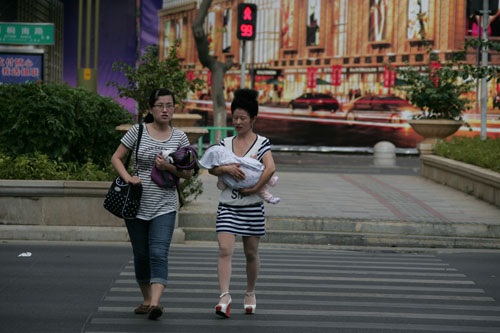 泉州市区刺桐路上的行人还穿着短袖