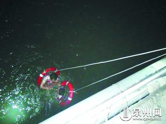 两好友在冷水中奋力求生