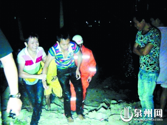 两人获救后露出笑容