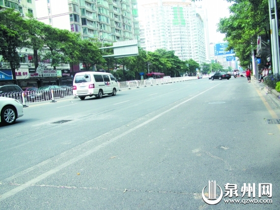 丰泽街最靠外的两个车道之间画着实线