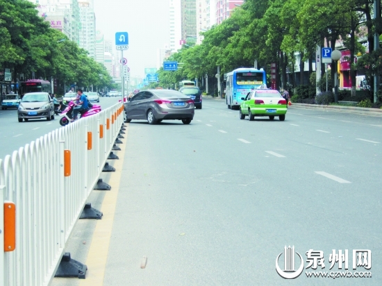 丰泽街新增的第一个掉头区有掉头交通标志牌,路面上