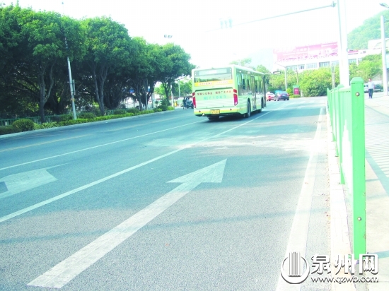路面上却只有直行标线
