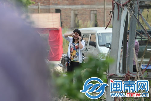 辨认尸体，聂某华家属泣不成声