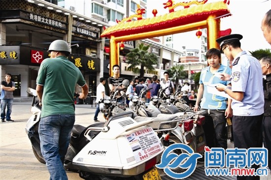 市民开心地领回被盗摩托车