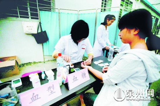 居民赶来接受免费体检