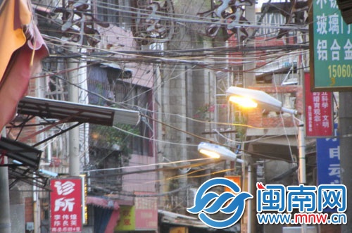 五点半左右，街灯再次亮了。
