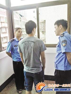 民警和嫌疑男子庄某交谈