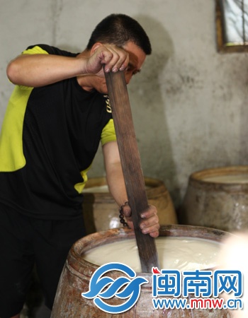 作坊里的糨糊也有百年历史了
